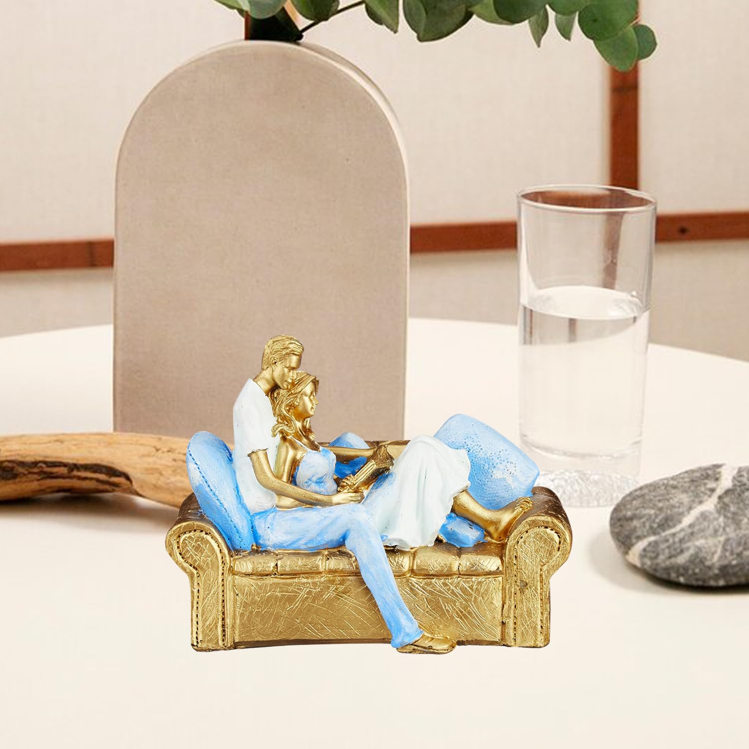 Amazon Basics Modern Minimal Love Couple Depiction Figurine for Home Décor - Pack of 1, Resin, Multicolour
